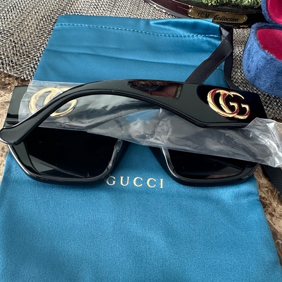 Gucci Black Oversized Square Sunglasses with Pink Interior Case main image 15